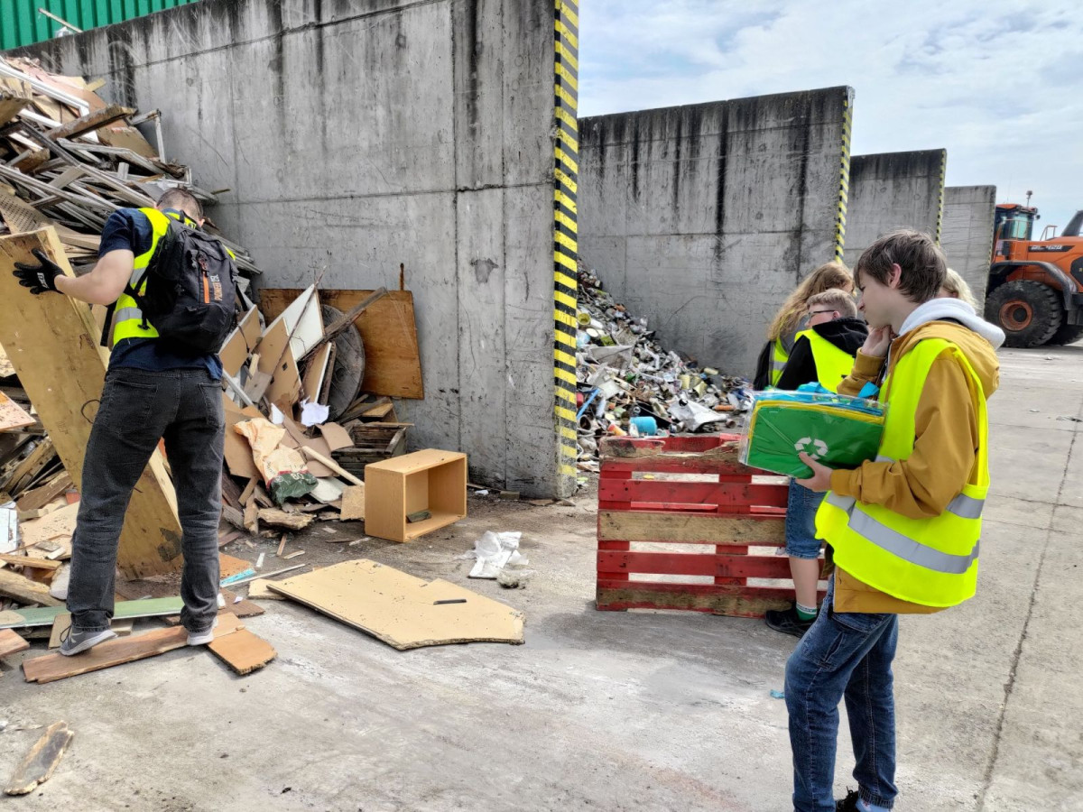 Wycieczka uczniów Szkoły Podstawowej nr 4 do MZGK i ZUOK w Trzebieniu