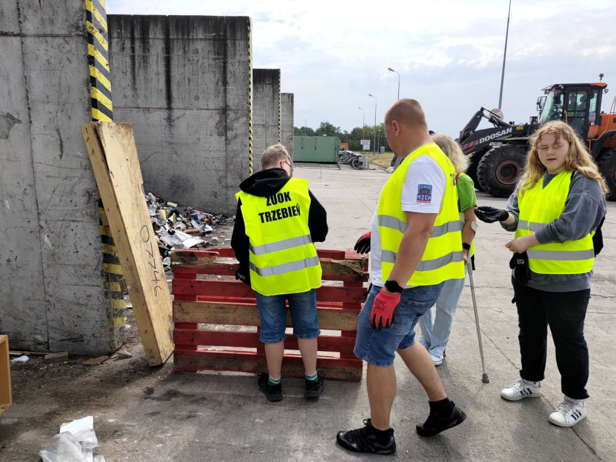 Wycieczka uczniów Szkoły Podstawowej nr 4 do MZGK i ZUOK w Trzebieniu