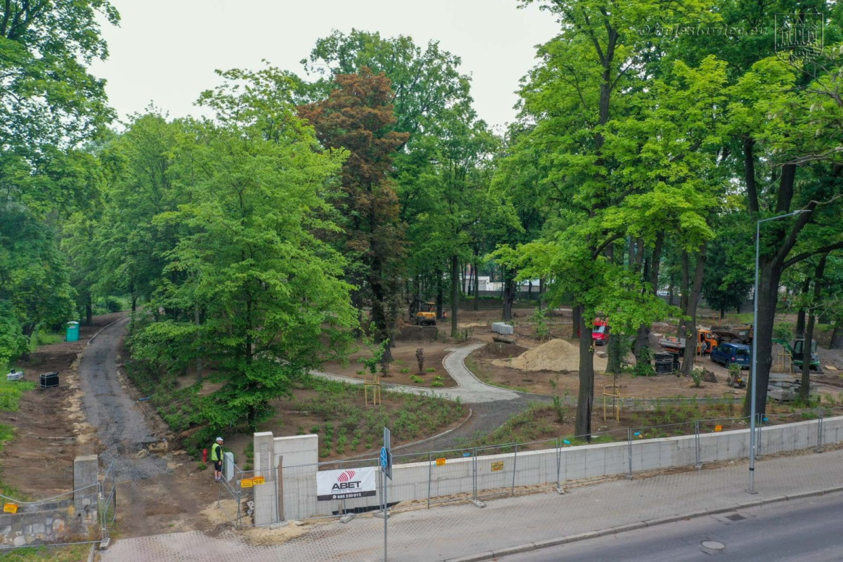 Prace w parku przy Zgorzeleckiej w Bolesławcu