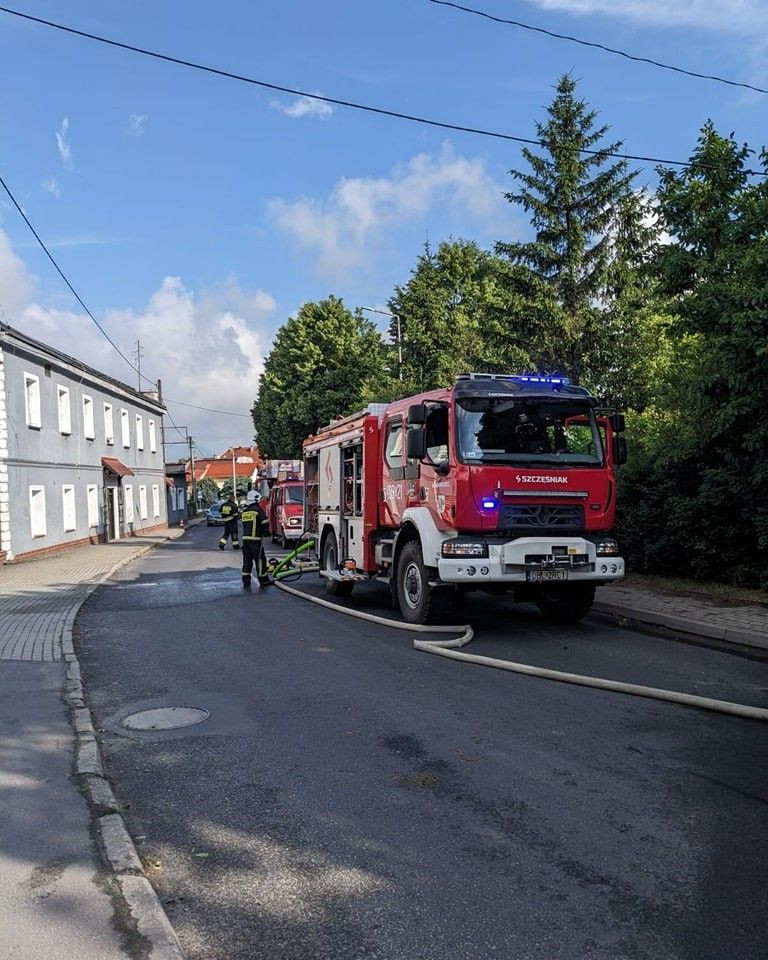 Strażacy uratowali mężczyznę z płonącego budynku