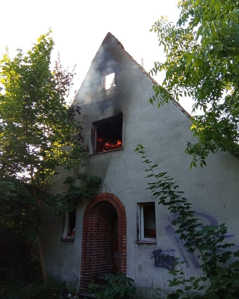 Strażacy uratowali mężczyznę z płonącego budynku