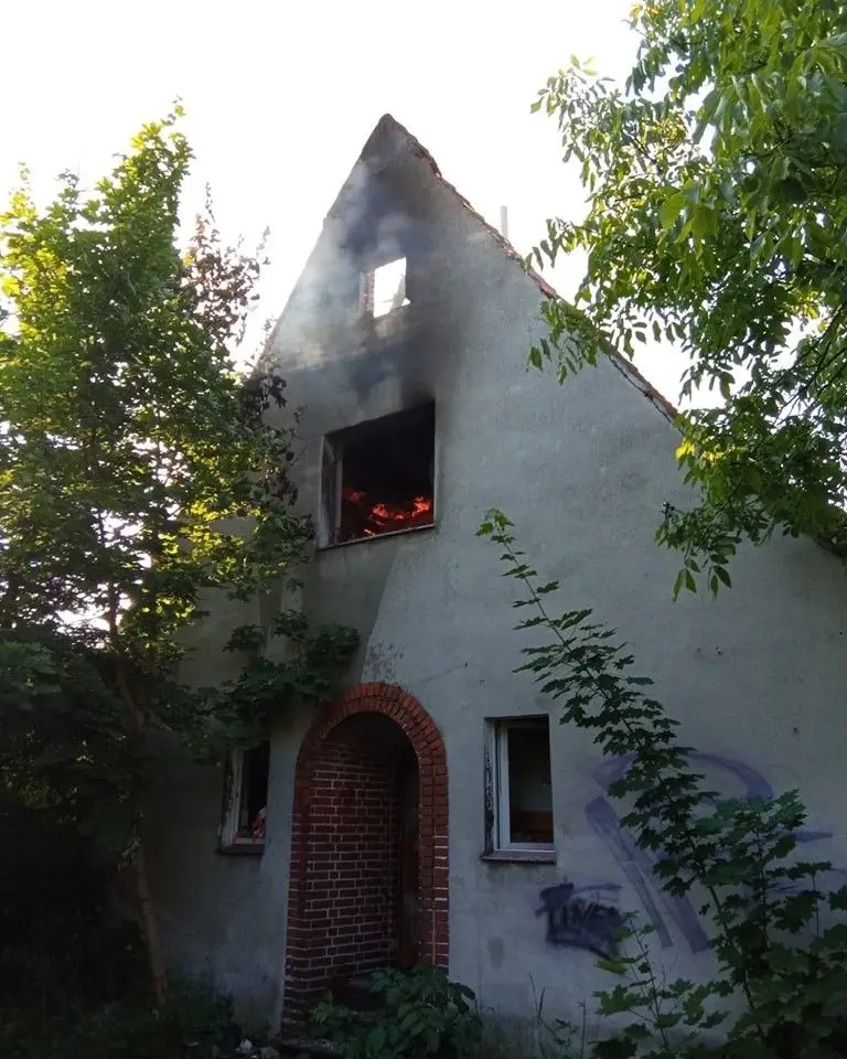 Strażacy uratowali mężczyznę z płonącego budynku
