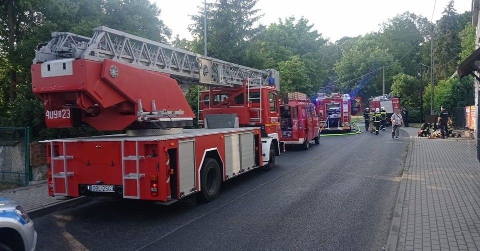 Strażacy uratowali mężczyznę z płonącego budynku