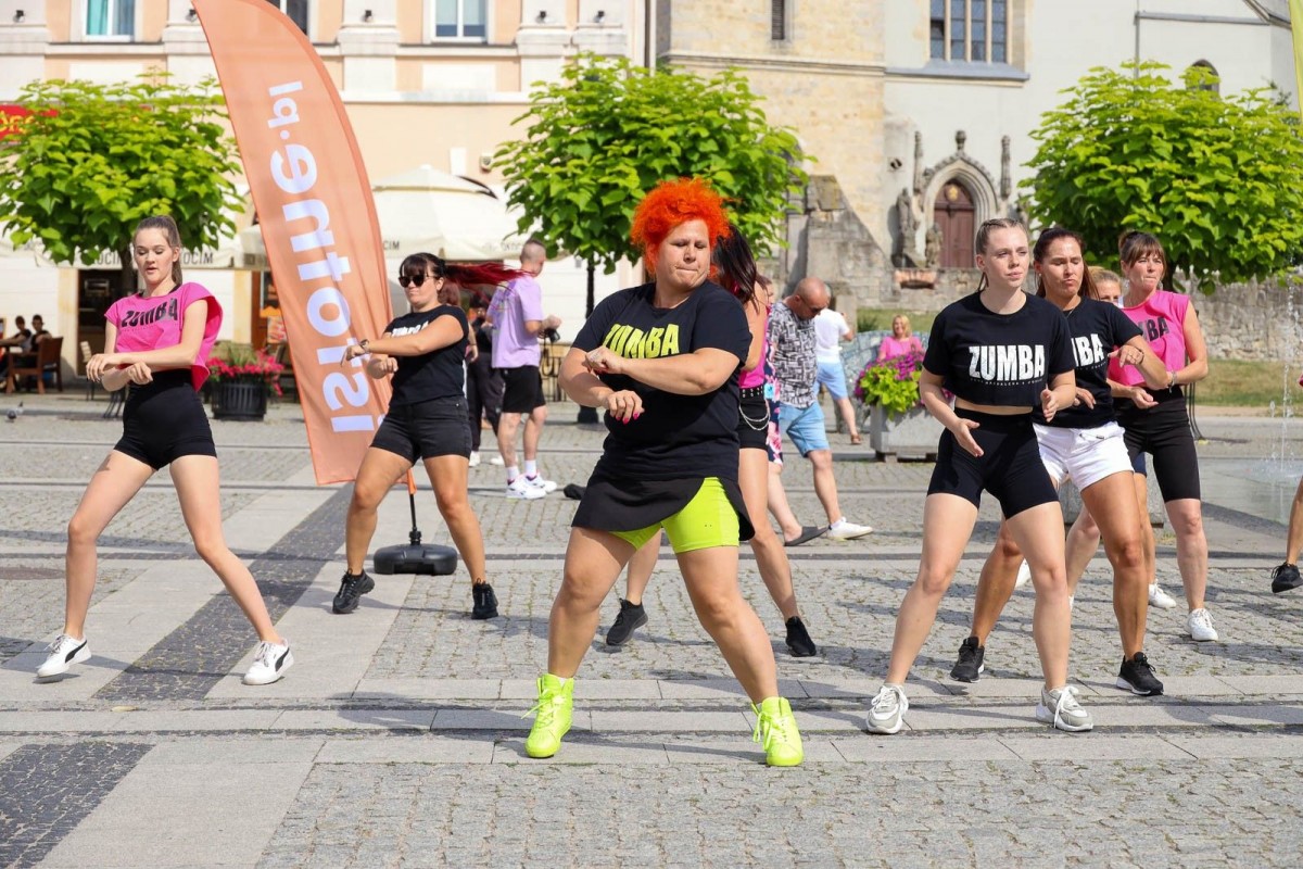 Występ zespołu Zumba Team Joanna & Magdalena na promocji Glina Show i Gliniady