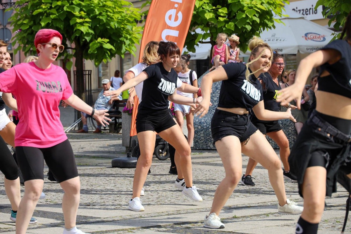 Występ zespołu Zumba Team Joanna & Magdalena na promocji Glina Show i Gliniady