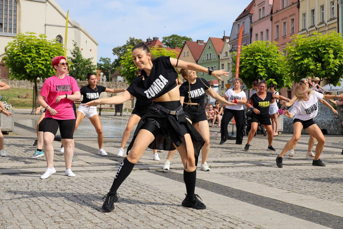Występ zespołu Zumba Team Joanna & Magdalena na promocji Glina Show i Gliniady