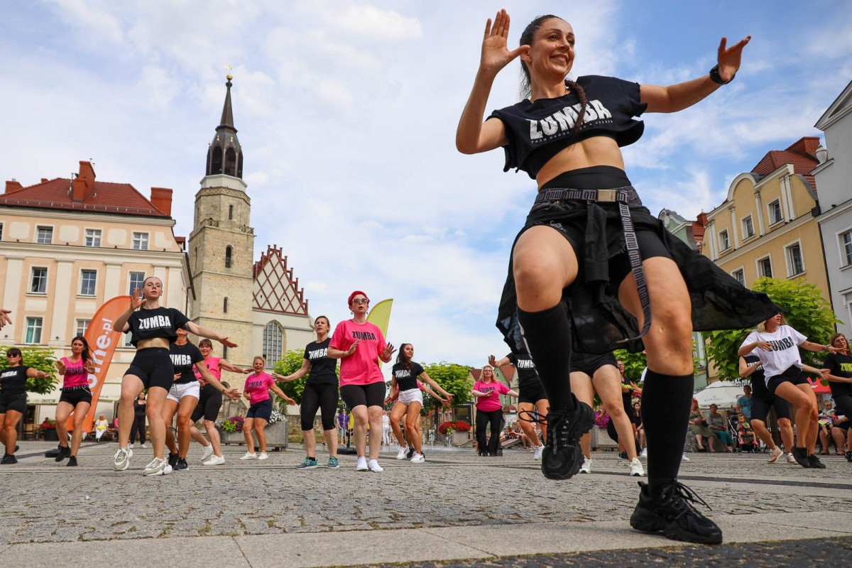 Występ zespołu Zumba Team Joanna & Magdalena na promocji Glina Show i Gliniady