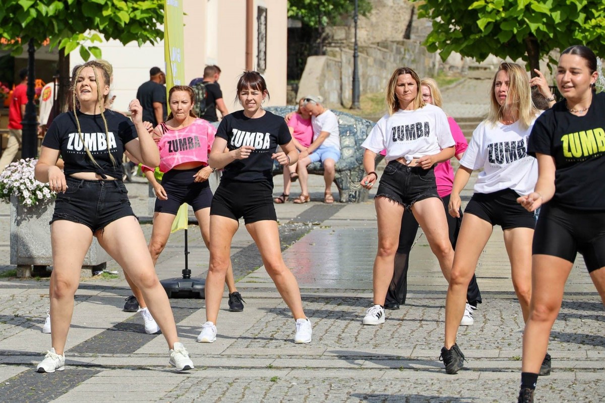 Występ zespołu Zumba Team Joanna & Magdalena na promocji Glina Show i Gliniady
