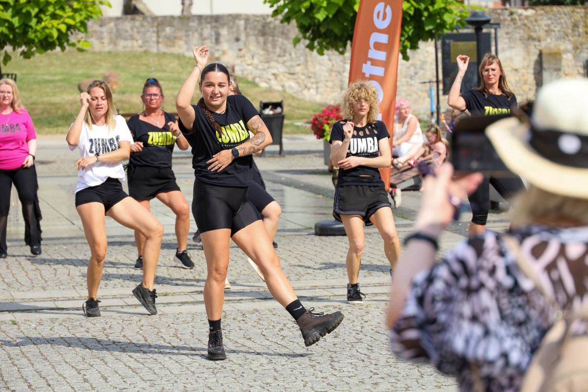 Występ zespołu Zumba Team Joanna & Magdalena na promocji Glina Show i Gliniady