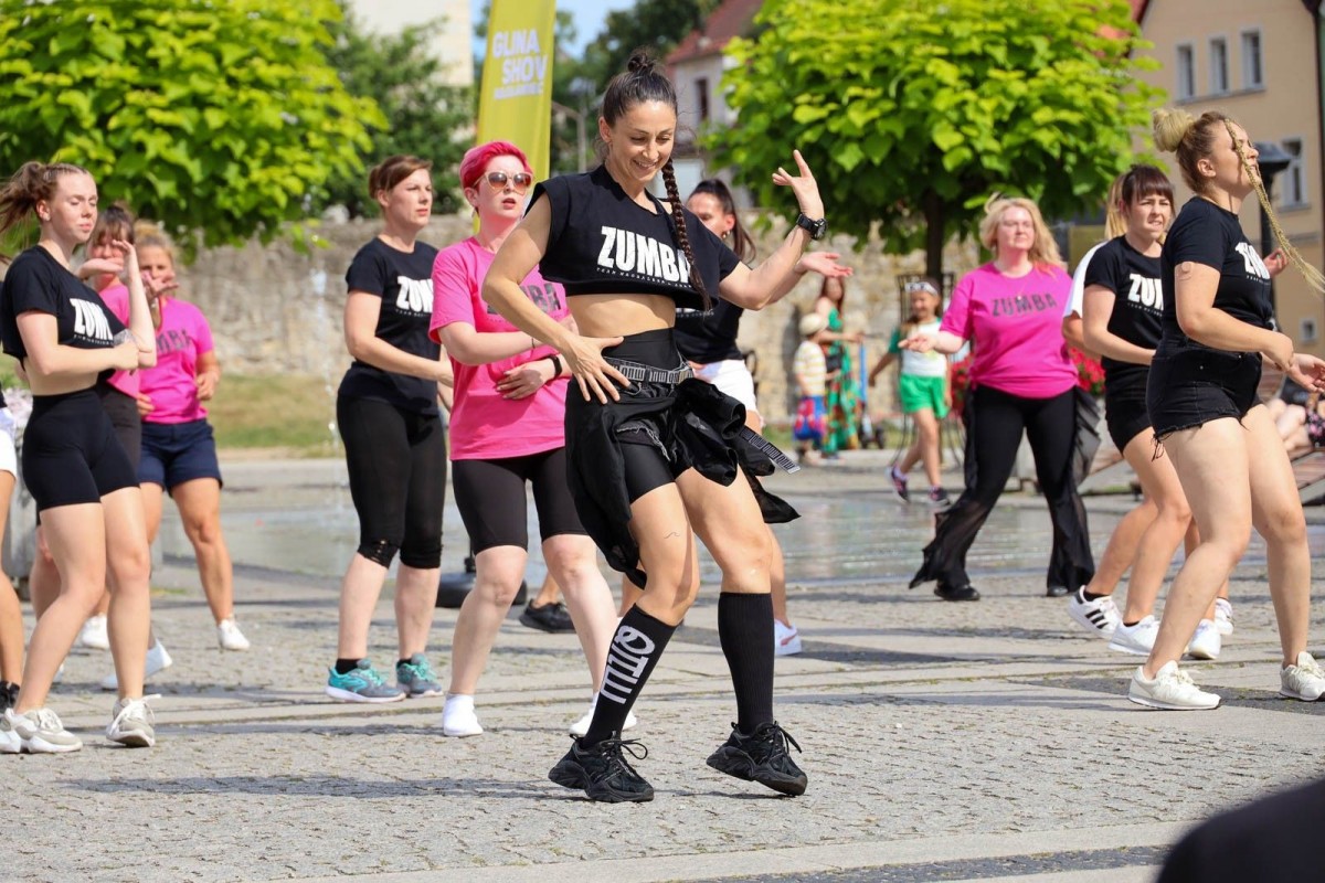 Występ zespołu Zumba Team Joanna & Magdalena na promocji Glina Show i Gliniady