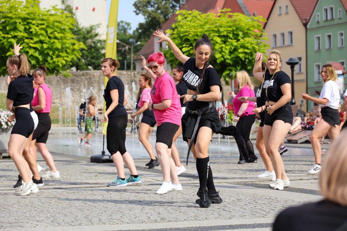 Występ zespołu Zumba Team Joanna & Magdalena na promocji Glina Show i Gliniady