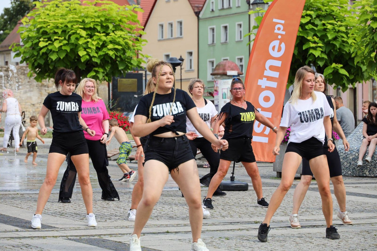 Występ zespołu Zumba Team Joanna & Magdalena na promocji Glina Show i Gliniady
