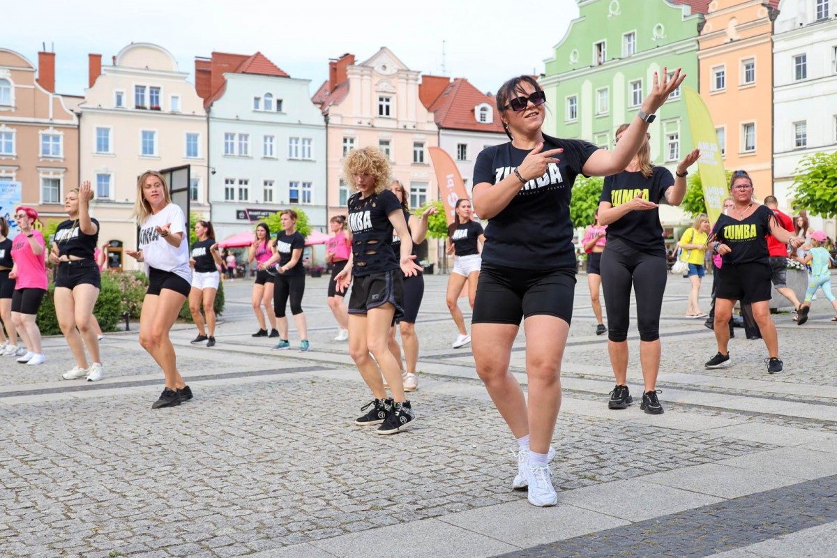 Występ zespołu Zumba Team Joanna & Magdalena na promocji Glina Show i Gliniady