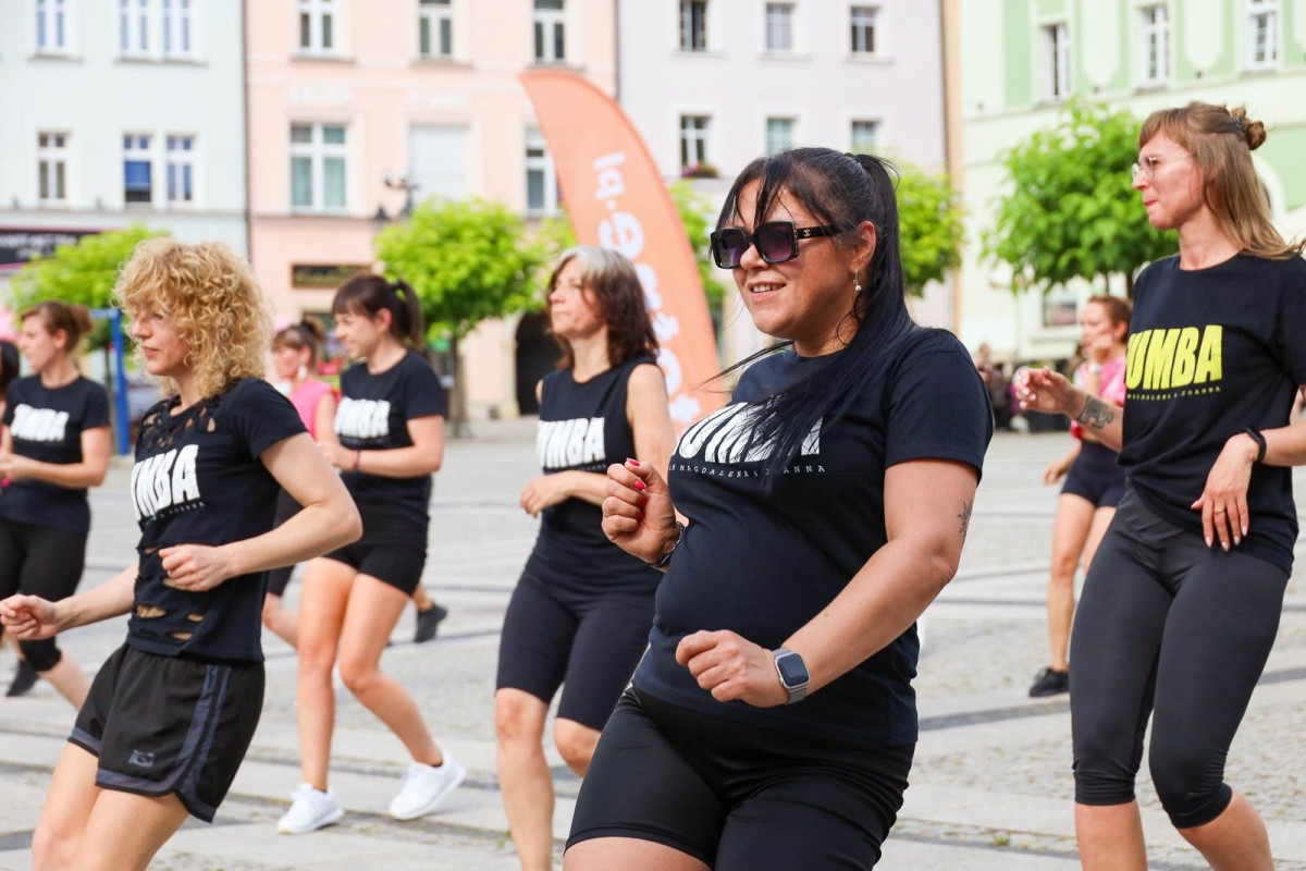 Występ zespołu Zumba Team Joanna & Magdalena na promocji Glina Show i Gliniady