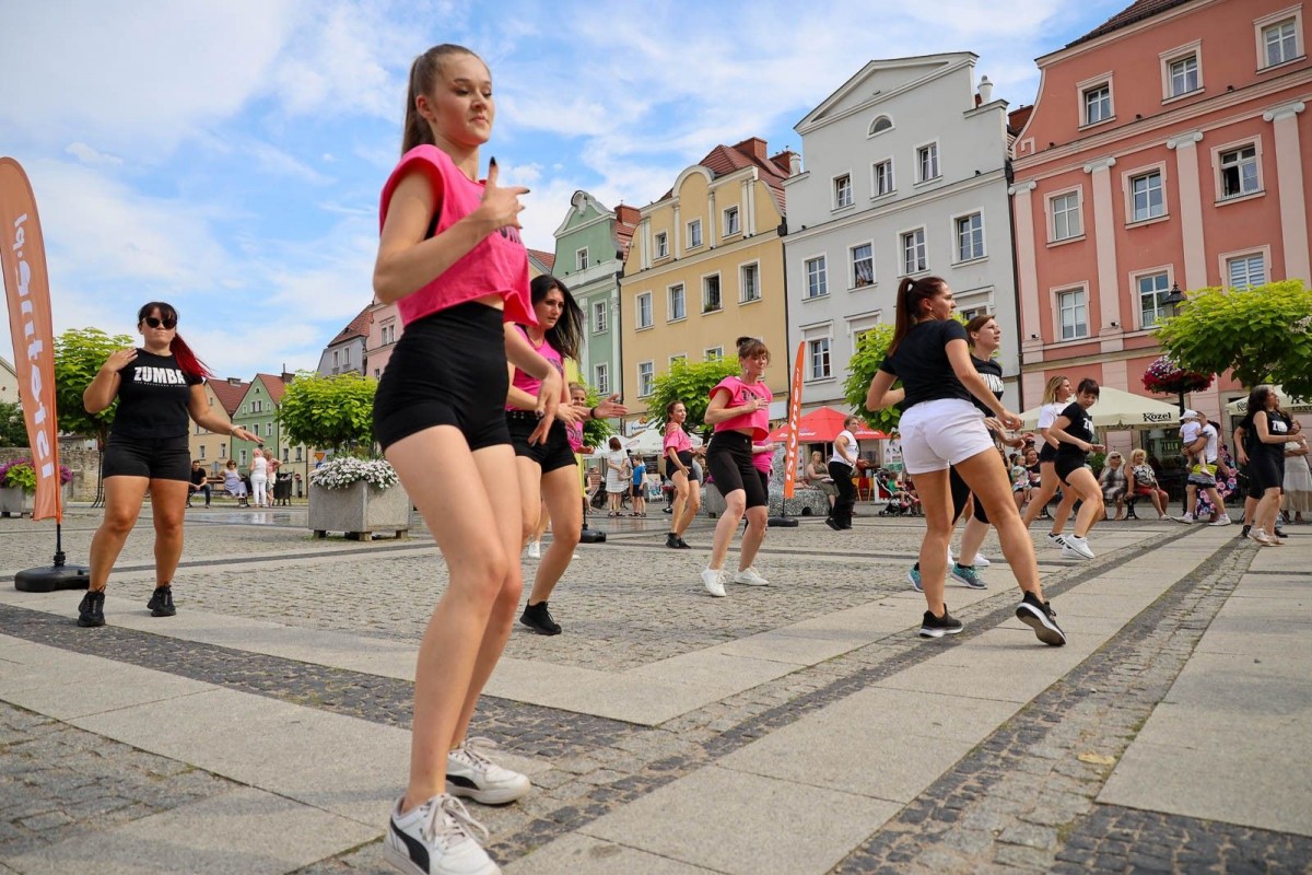 Występ zespołu Zumba Team Joanna & Magdalena na promocji Glina Show i Gliniady