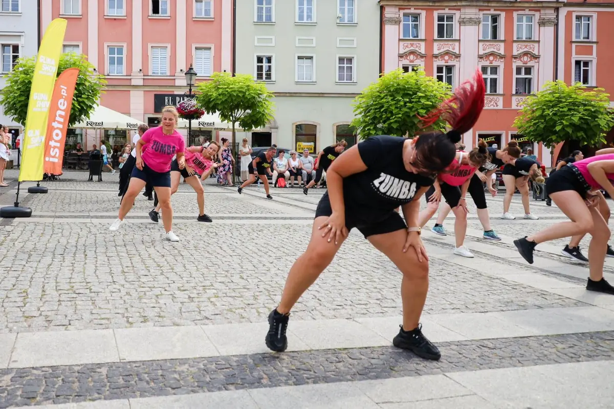 Występ zespołu Zumba Team Joanna & Magdalena na promocji Glina Show i Gliniady