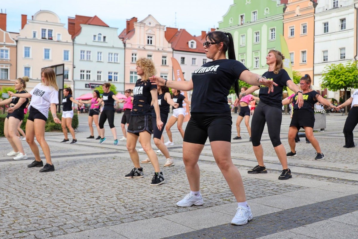 Występ zespołu Zumba Team Joanna & Magdalena na promocji Glina Show i Gliniady