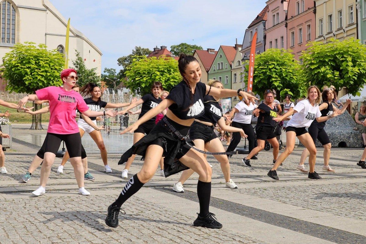 Występ zespołu Zumba Team Joanna & Magdalena na promocji Glina Show i Gliniady