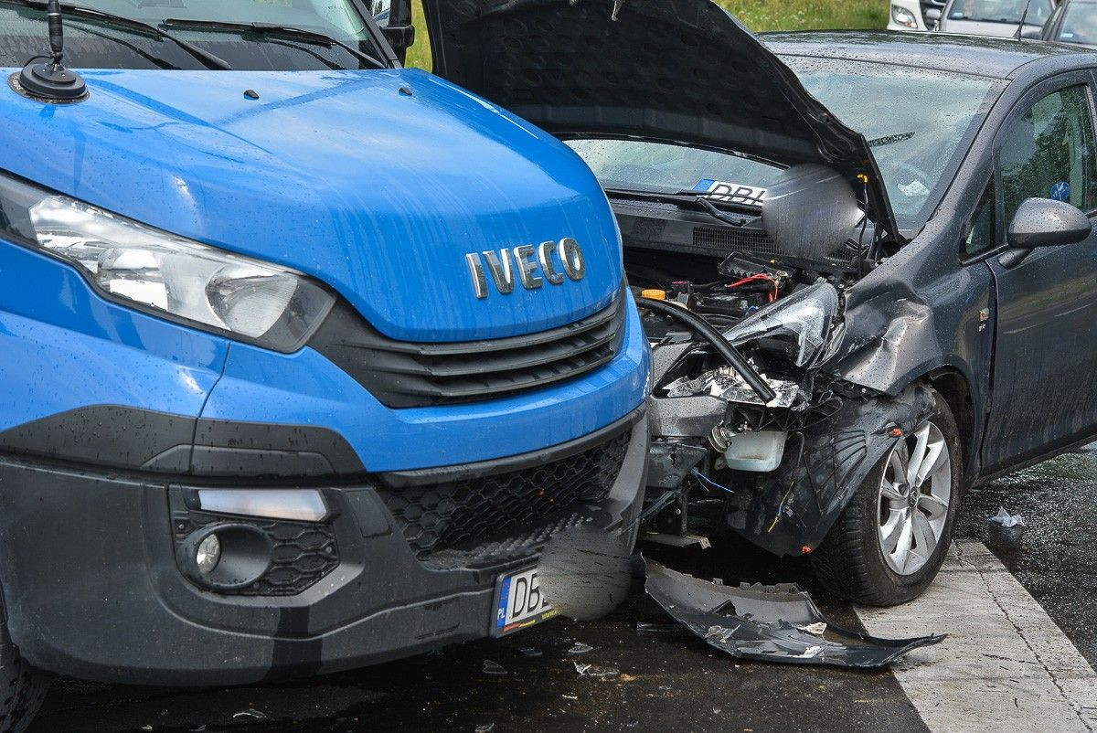 Zderzenie trzech aut koło wiaduktu w Bolesławcu
