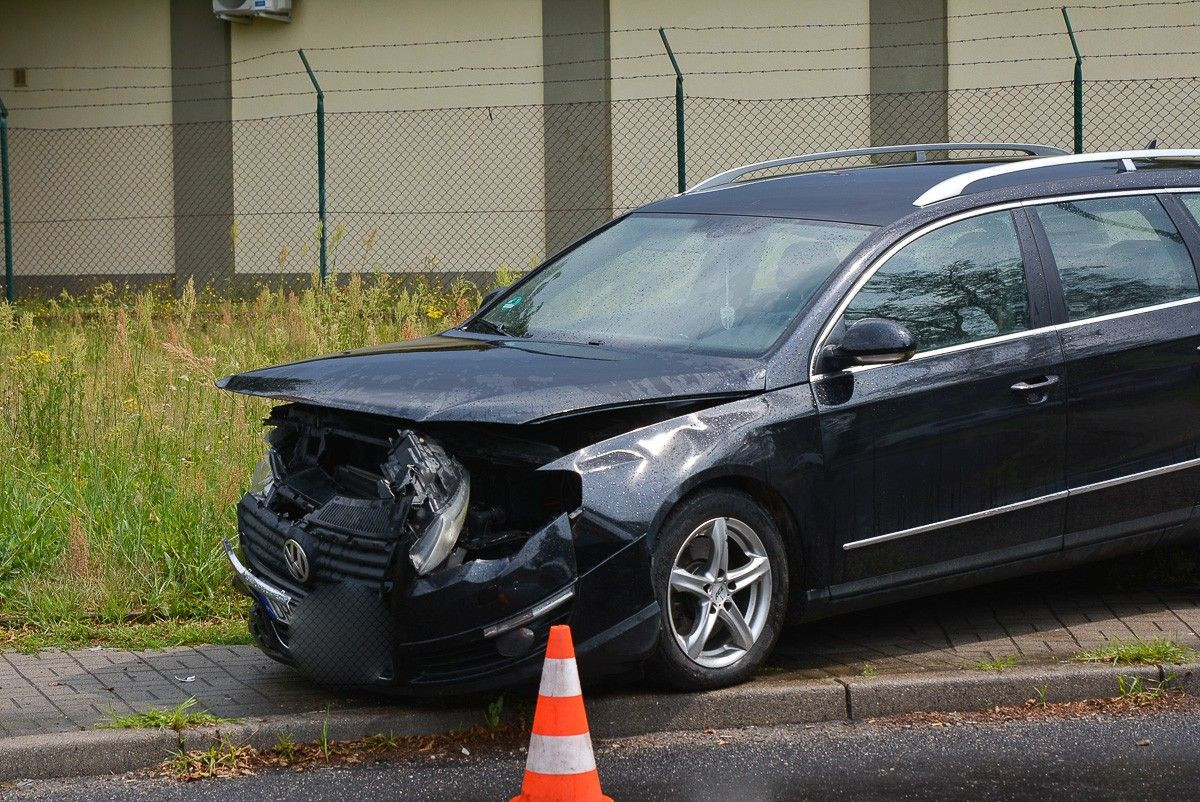 Zderzenie trzech aut koło wiaduktu w Bolesławcu