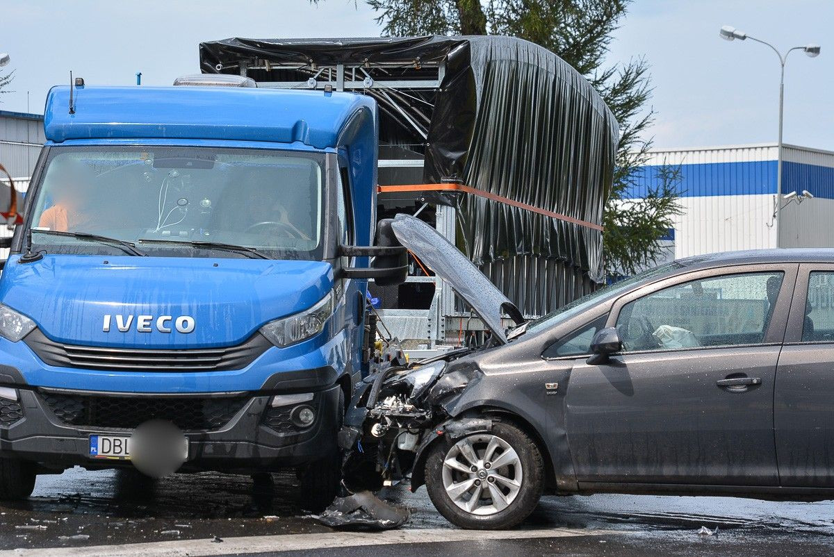 Zderzenie trzech aut koło wiaduktu w Bolesławcu