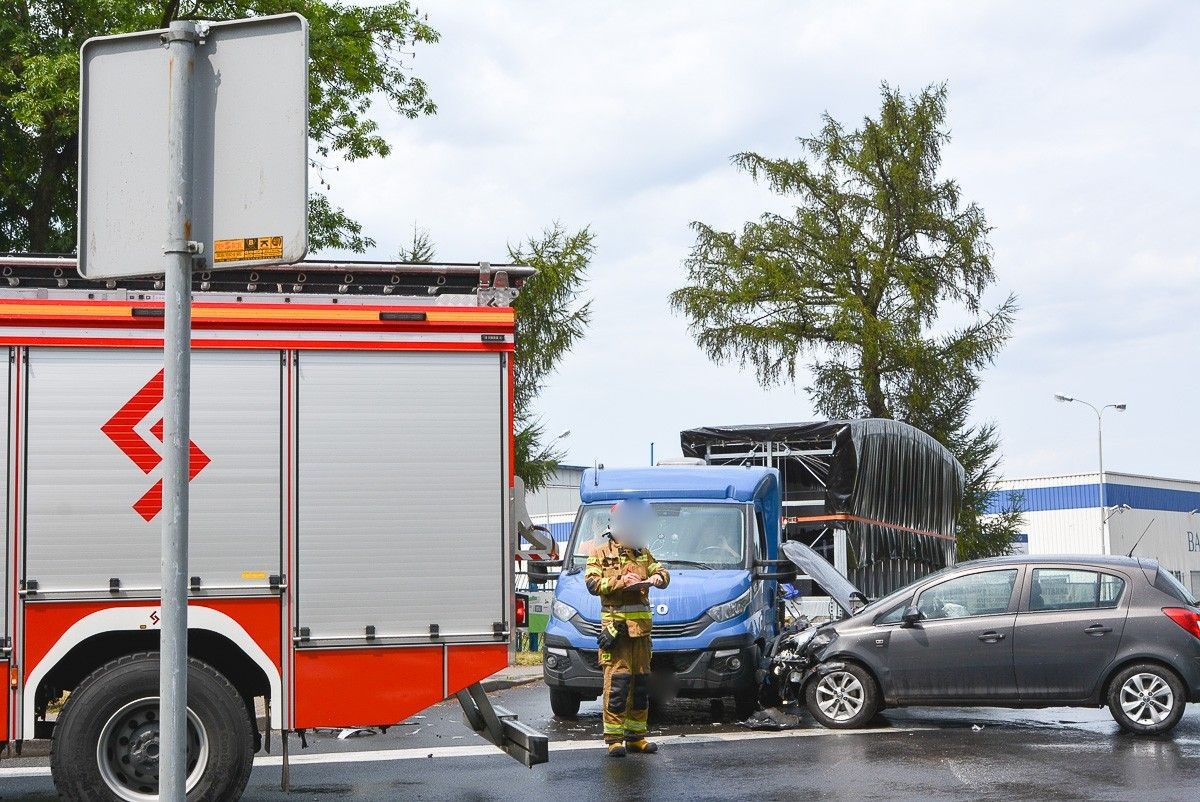 Zderzenie trzech aut koło wiaduktu w Bolesławcu