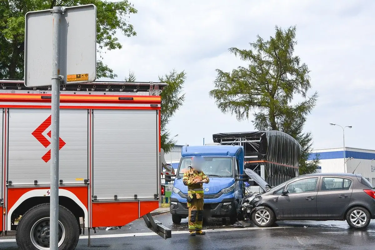 Zderzenie trzech aut koło wiaduktu w Bolesławcu