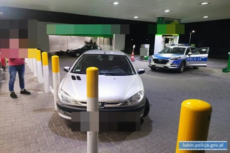 Auto na stacji paliw
