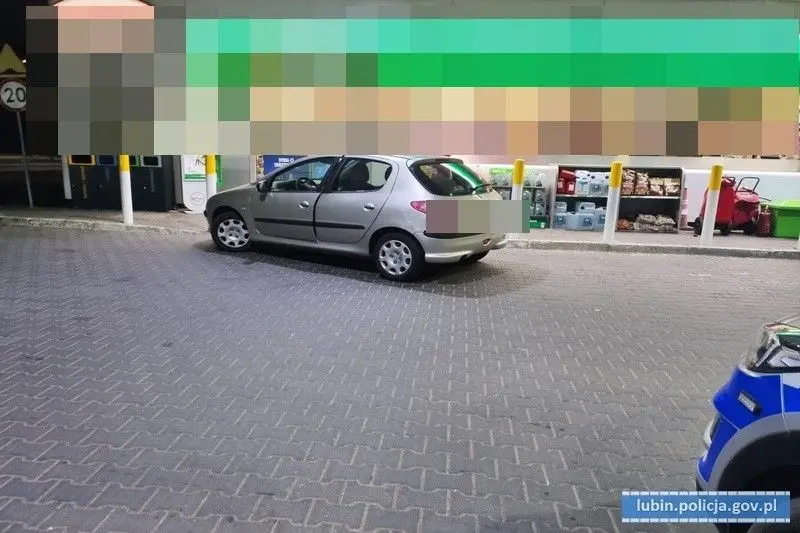 Auto na stacji paliw
