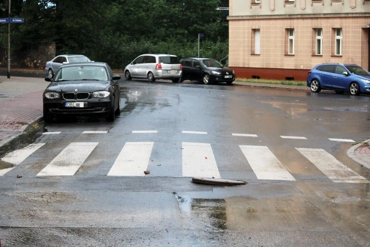 Niedomknięte wieko studzienki przy ulicy Warszawskiej w Bolesławcu