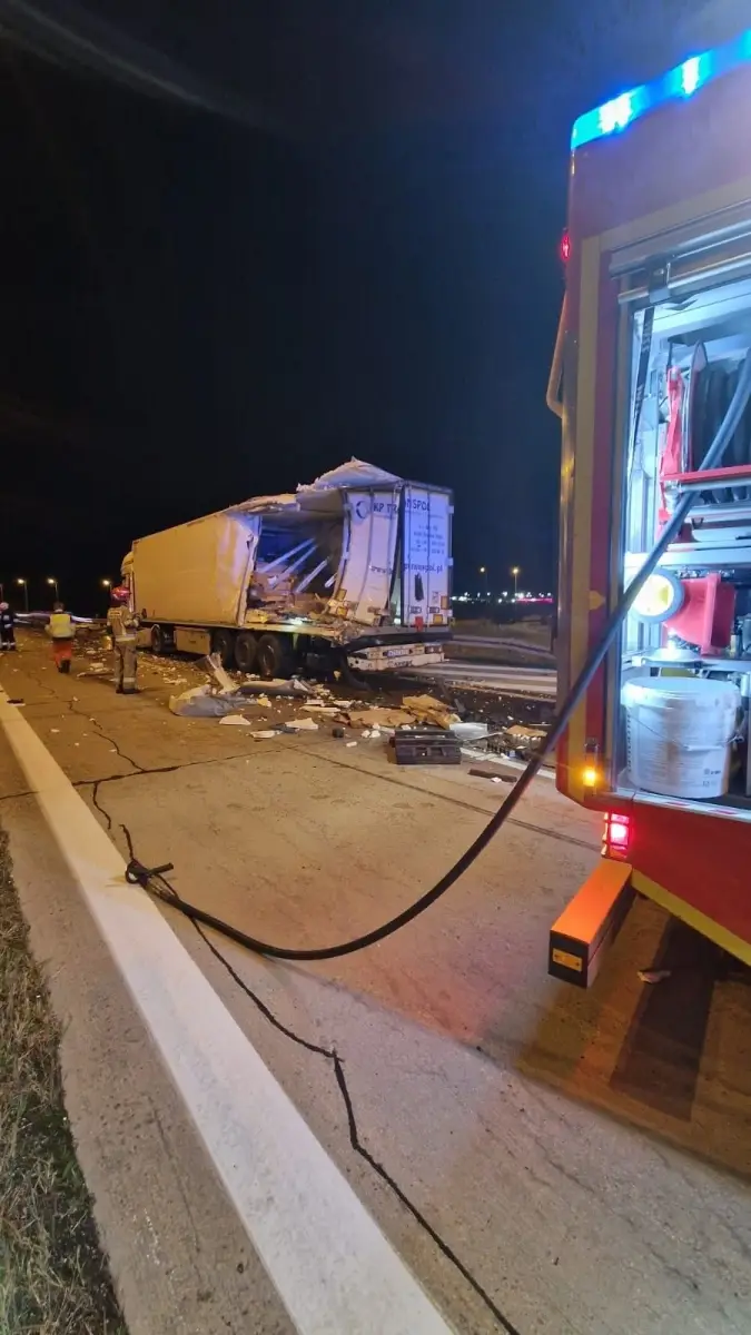 Zderzenie dwóch ciężarówek na A4