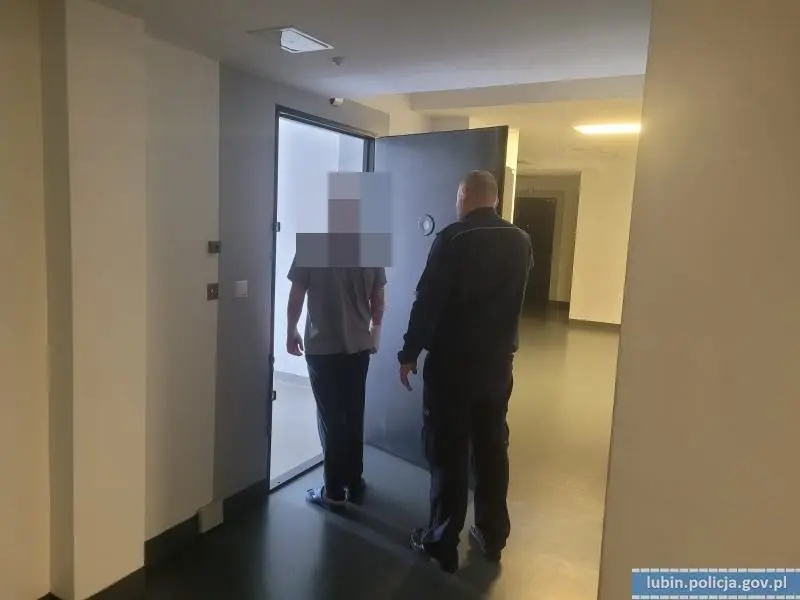 Jeden z agresorów i kadry z zajścia
