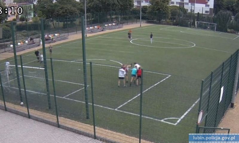 Jeden z agresorów i kadry z zajścia