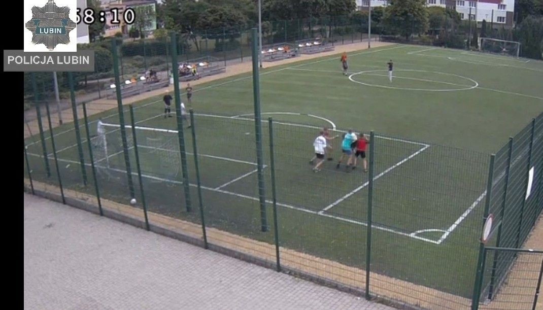 Jeden z agresorów i kadry z zajścia