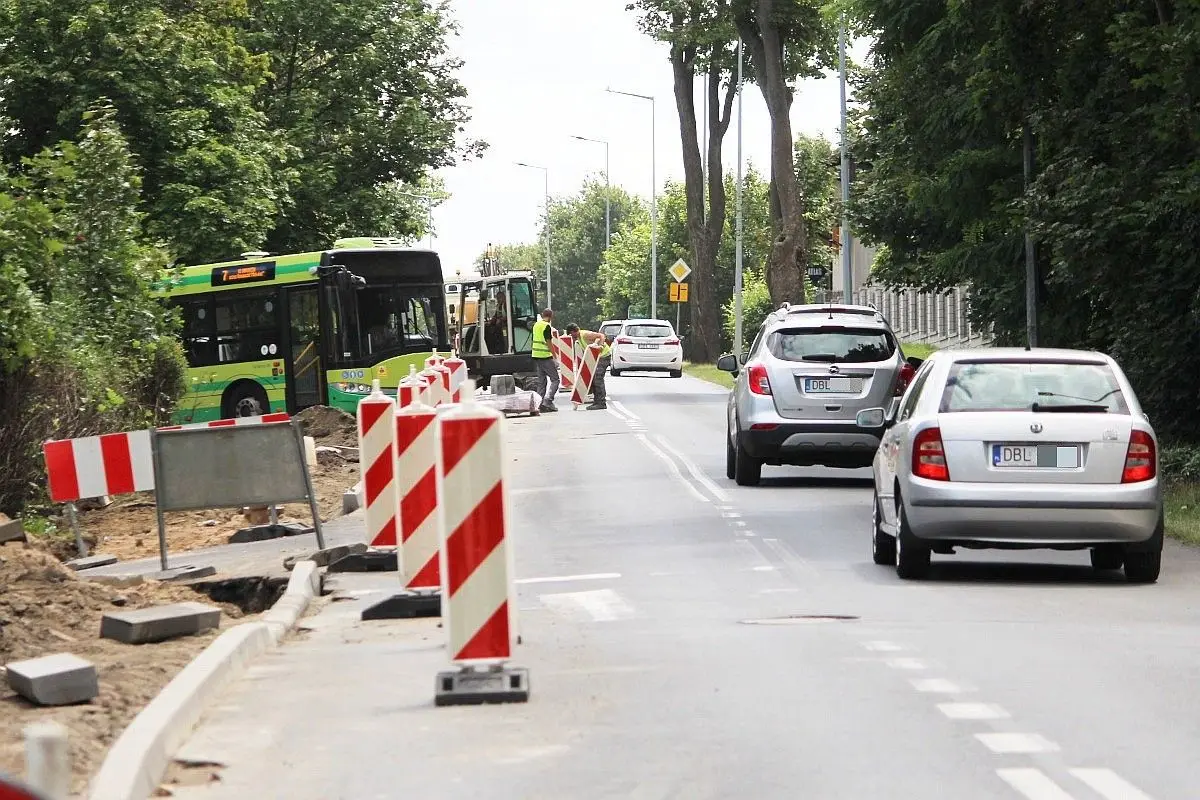 Trwa budowa ścieżki rowerowej i chodnika. Ostrzeżenie dla kierowców
