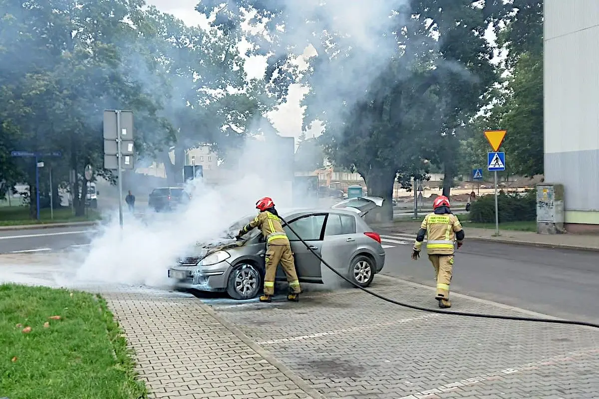Pożar samochodu koło stacji paliw Shell w Bolesławcu