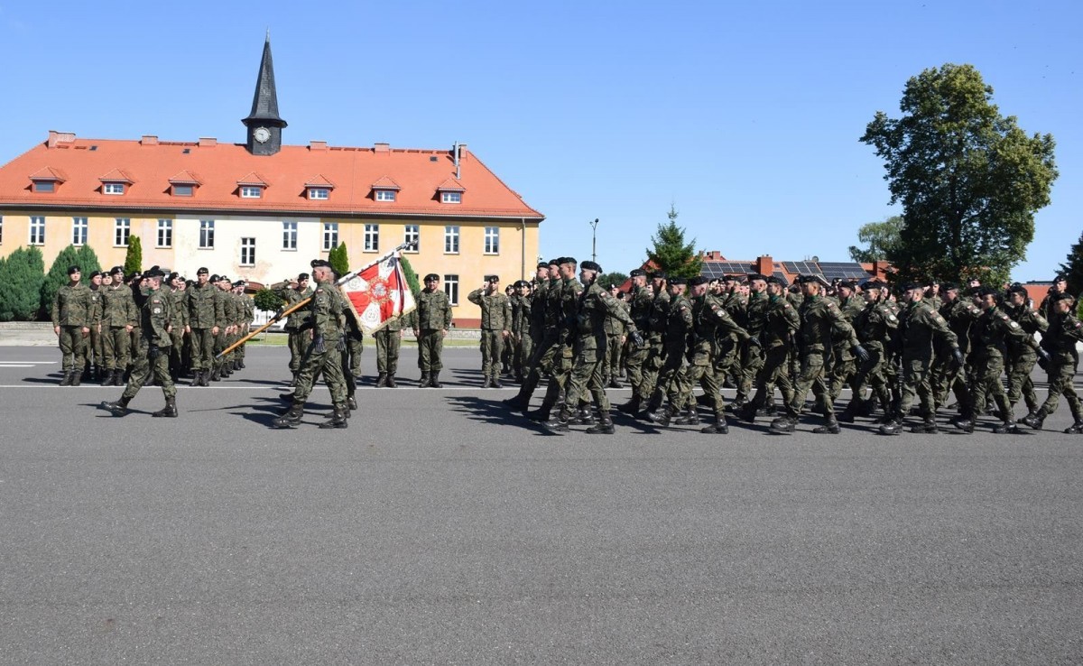 Święto Wojska Polskiego w Bolesławcu: artylerzyści z awansami i odznaczeniami