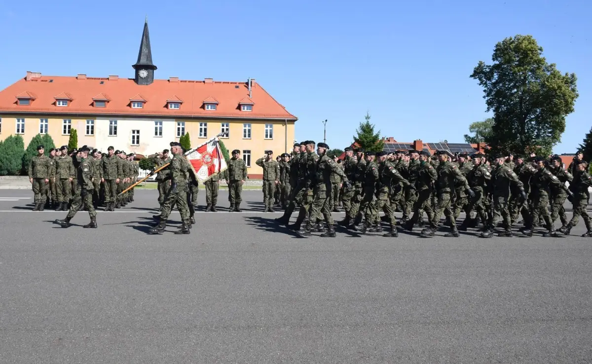 Święto Wojska Polskiego w Bolesławcu: artylerzyści z awansami i odznaczeniami