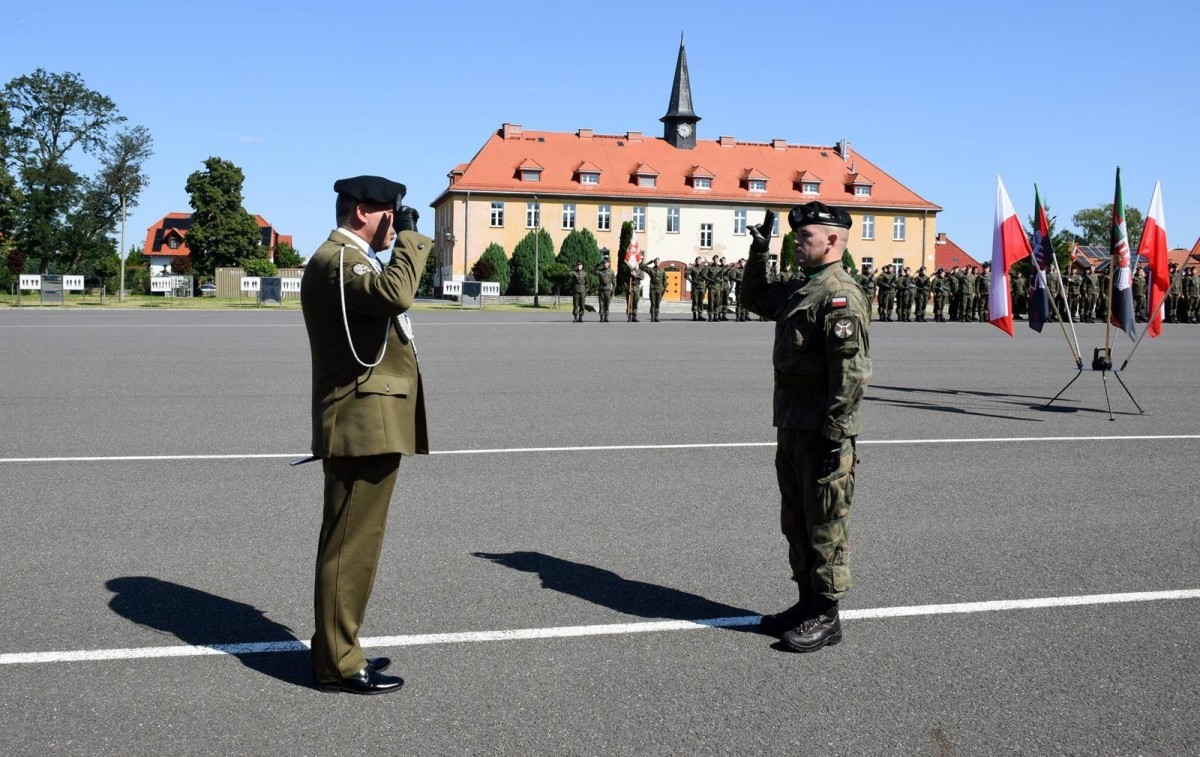 Święto Wojska Polskiego w Bolesławcu: artylerzyści z awansami i odznaczeniami