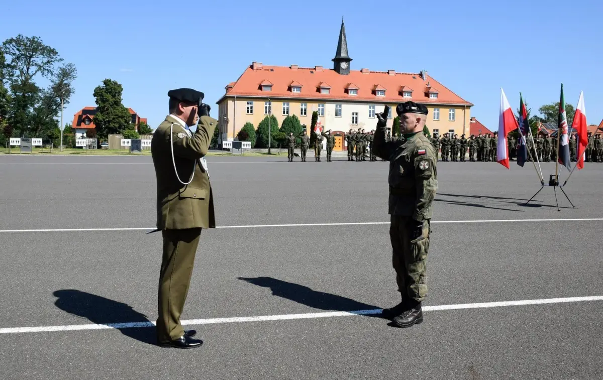 Święto Wojska Polskiego w Bolesławcu: artylerzyści z awansami i odznaczeniami