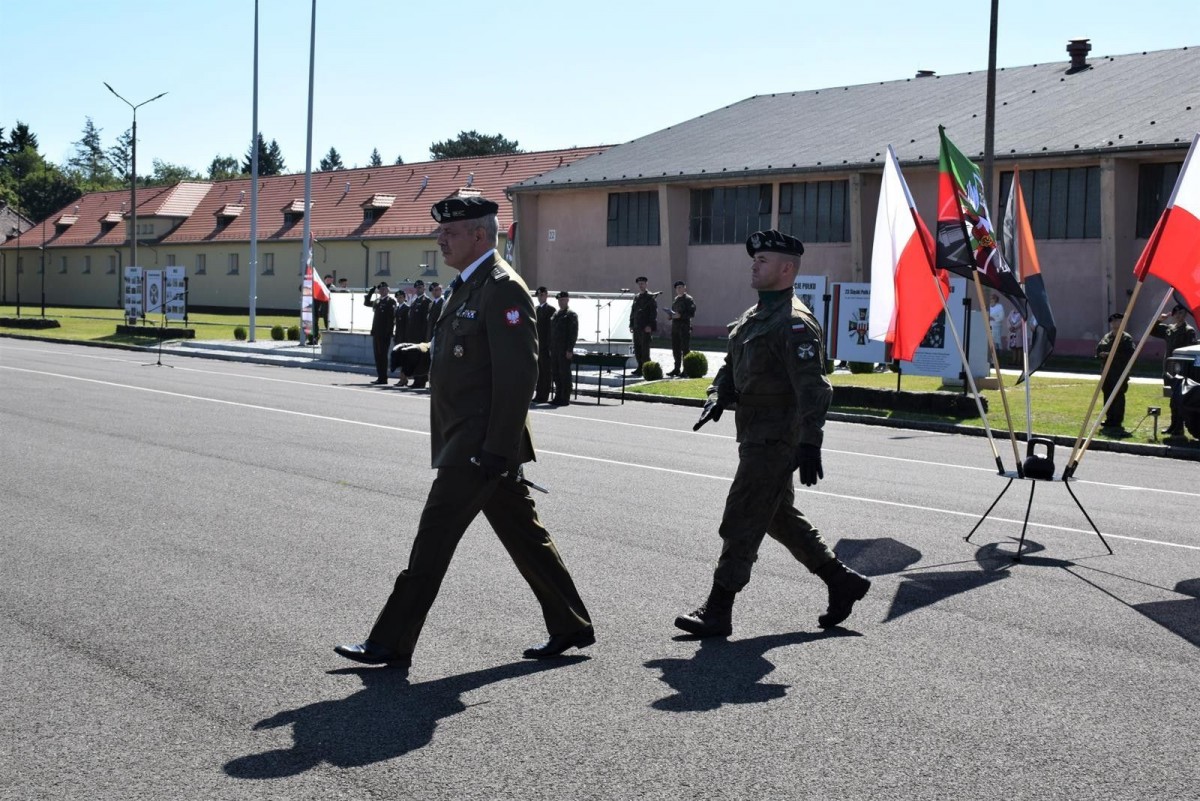 Święto Wojska Polskiego w Bolesławcu: artylerzyści z awansami i odznaczeniami