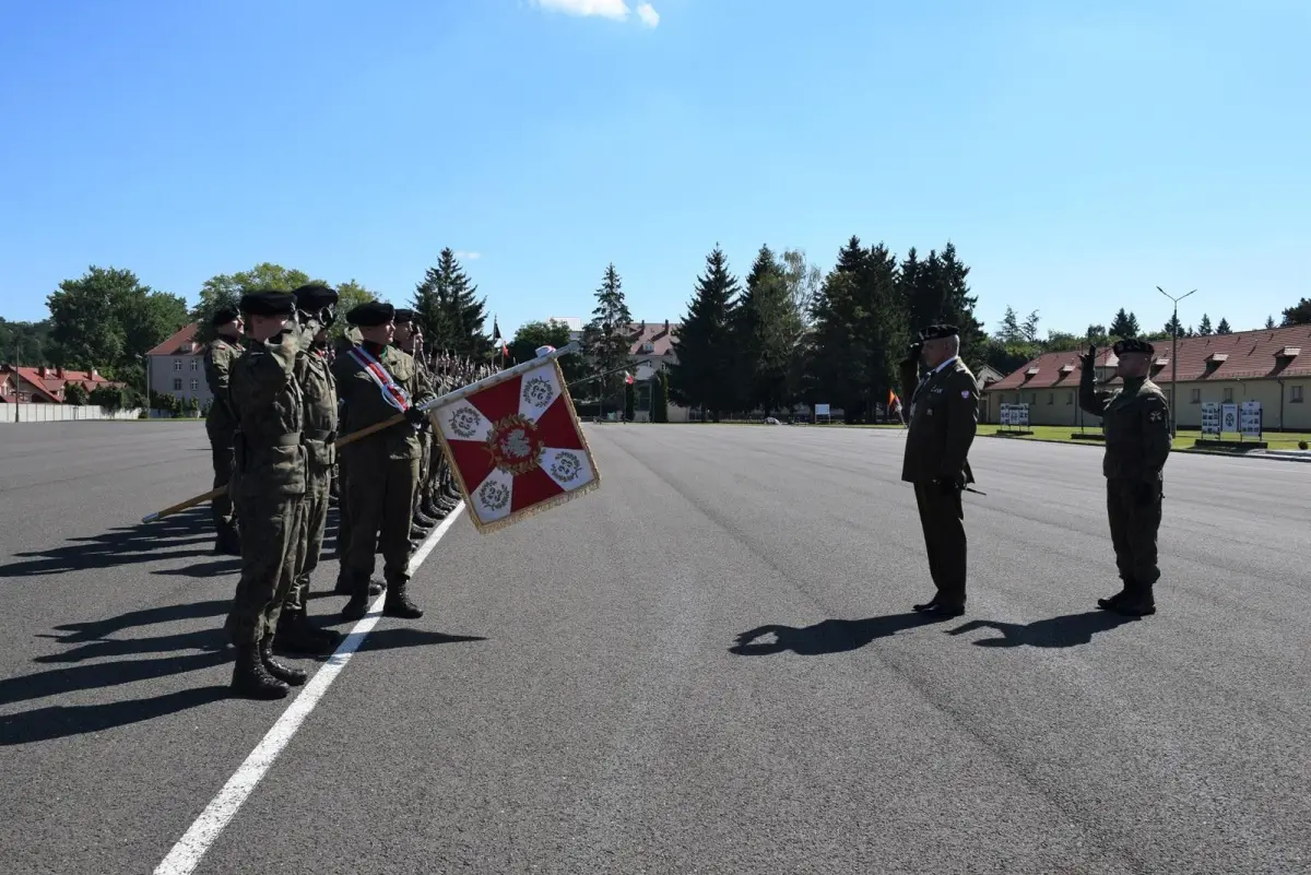 Święto Wojska Polskiego w Bolesławcu: artylerzyści z awansami i odznaczeniami