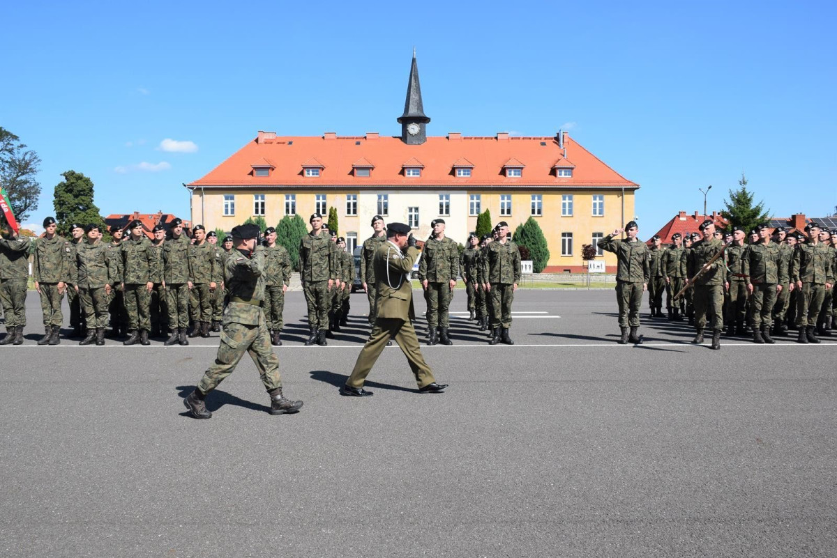 Święto Wojska Polskiego w Bolesławcu: artylerzyści z awansami i odznaczeniami
