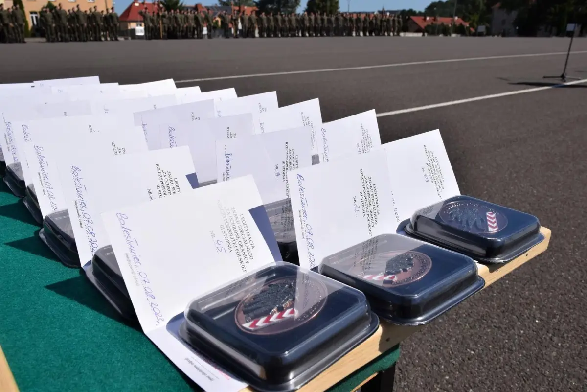Święto Wojska Polskiego w Bolesławcu: artylerzyści z awansami i odznaczeniami