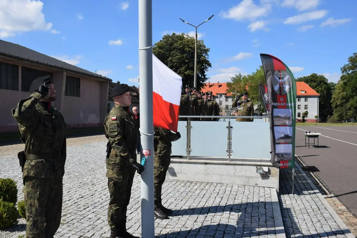 Święto Wojska Polskiego w Bolesławcu: artylerzyści z awansami i odznaczeniami