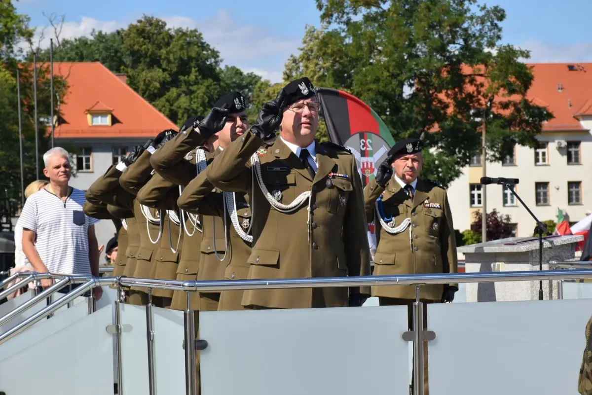 Święto Wojska Polskiego w Bolesławcu: artylerzyści z awansami i odznaczeniami