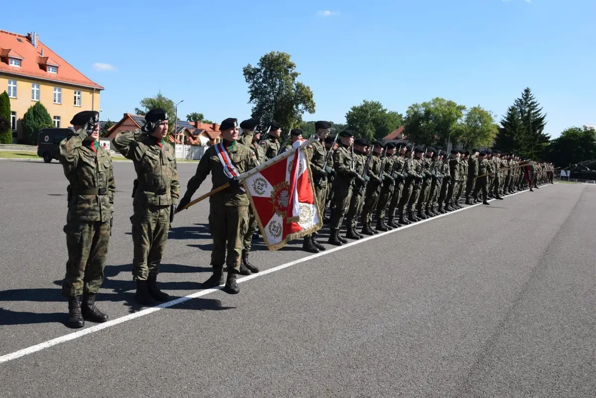 Święto Wojska Polskiego w Bolesławcu: artylerzyści z awansami i odznaczeniami