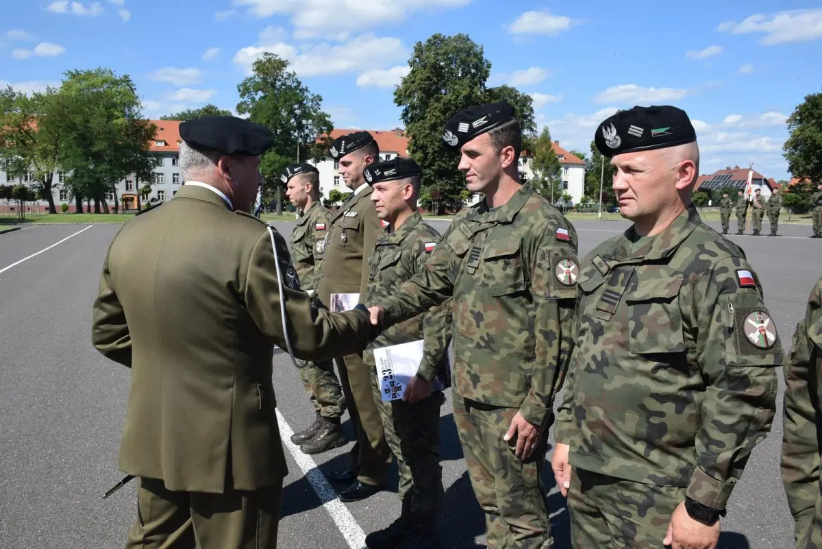 Święto Wojska Polskiego w Bolesławcu: artylerzyści z awansami i odznaczeniami