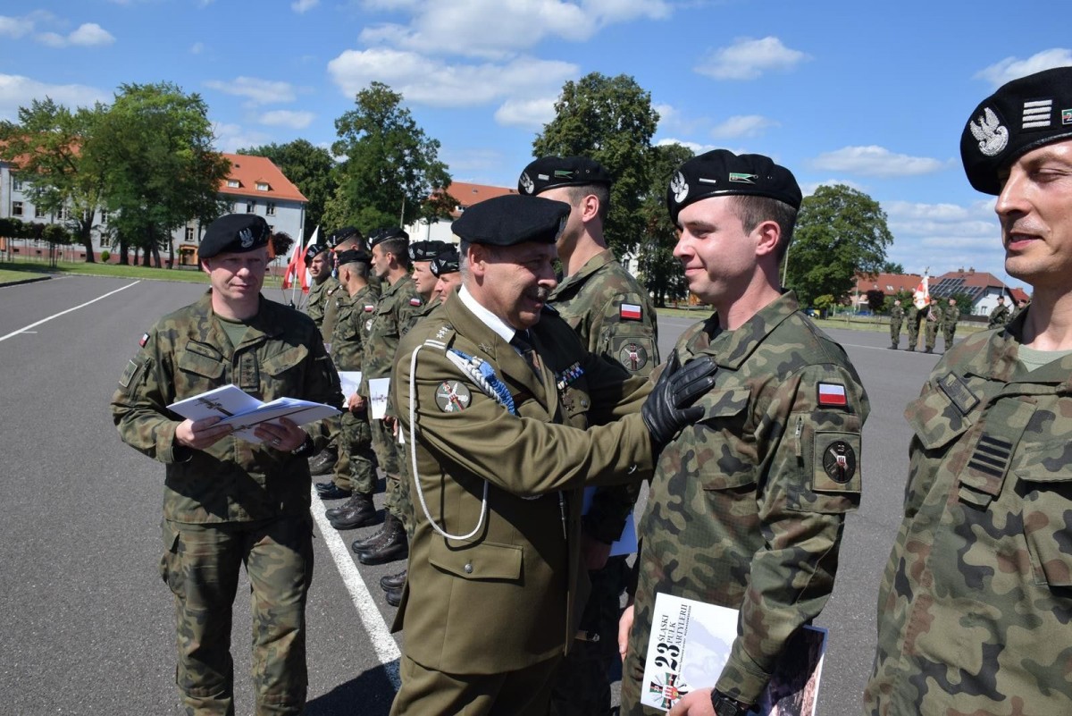 Święto Wojska Polskiego w Bolesławcu: artylerzyści z awansami i odznaczeniami