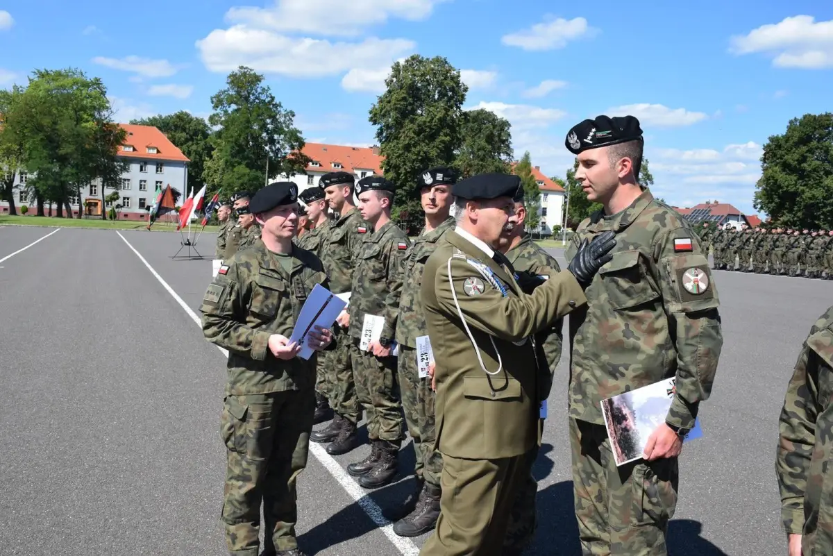 Święto Wojska Polskiego w Bolesławcu: artylerzyści z awansami i odznaczeniami